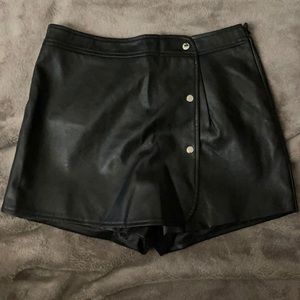Faux leather skort with silver buttons sz-L